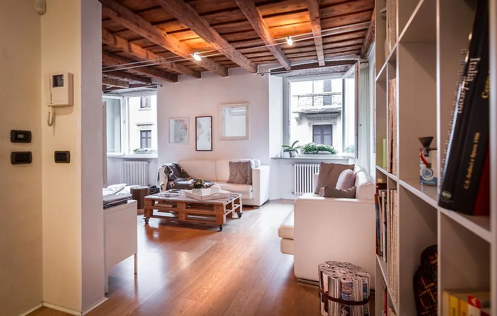 Home In Como Apartment